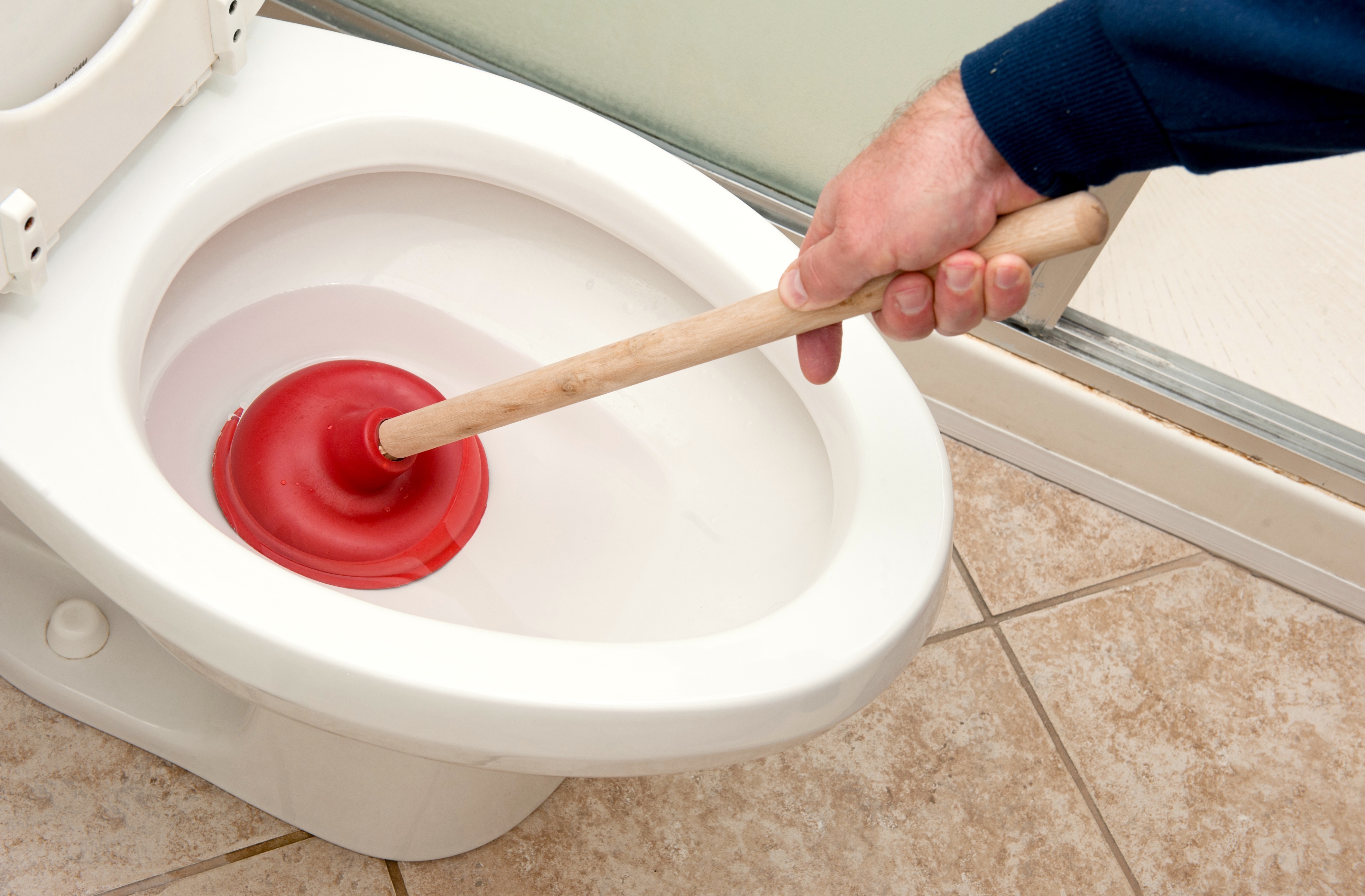 5 manières simples de déboucher ses toilettes